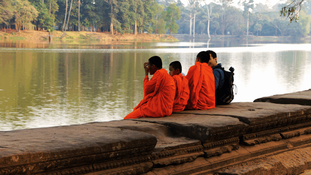 Monjes budistas al amanecer junto al Mekong en Camboya - El Mekong: un río que une culturas - Asian Spirit